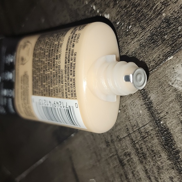 L’Oreal pro-matte foundation 102.5 - Picture 2 of 2